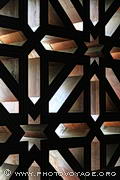 Gros plan sur le motif répétitif de la cloison ajourée qui 
ferme les baies de l'ancienne mosquée de Cordoue.