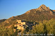 Pigna est un village de Balagne bâti sur un éperon rocheux au pied 
de la montagne