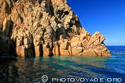 fabuleux contraste des rochers oranges et de la mer bleue au Capo Rosso
