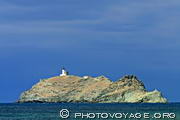 un phare et une tour génoise domine l'île de la Giraglia composée 
de serpentine