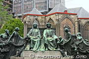 statue représentant Jean & Hubert Van Eyck, célèbres 
peintres flamands du XVe siècle