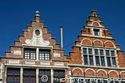 pignons à redents décorant les façades des maisons de guildes 
(Vrijdagmarkt)