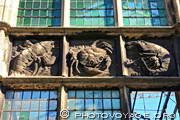 crustacés en bas relief sur la façade de Oude Vismijn - Vieux Marché 
aux Poissons