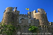 drapeaux de Gand et de Flandre flottant sur le château des comtes (Gravensteen)