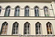 jolies fenêtres de la façade du Palais épiscopal