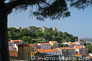 vue sur le château São Jorge depuis le belvédère de 
Graça