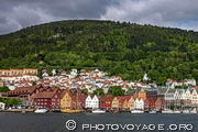 Vue de Bergen et son vieux port situé au pied des montagnes. Bergen est la seconde ville de Norvège.