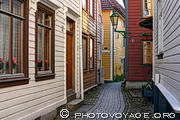 Balade dans les ruelles de Strandsiden à la découverte des ravissantes maisons en bois de Bergen.