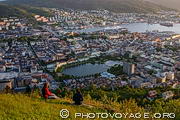 Vue panoramique sur Bergen depuis le Mont Floyen, le plus célèbre sommet qui surplombe la ville. Le lac situé au centre ville est le Lille Lungegardsvannet.