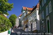 Le Gamle Bergen Museum est une reconstitution d'un ancien village norvégien situé au nord de Bergen. Il rassemble plus de 50 maisons en bois des 18, 19 et 20e siècle.