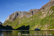 Le ferry qui fait la liaison Gudvangen - Laerdal arrive dans le fond du Naeroyfjord