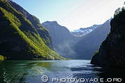 Croisière en fin de journée dans le fjord de Gudvangen. Le Naeroyfjord est classé au Patrimoine mondial de l'Unesco depuis 2005. Il ne fait que 250 mètres de large en son point le plus étroit et mesure 17 km de long.
