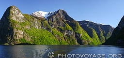 L'entrée du Naeroyfjord se situe entre Beitelen à gauche dominé par le mont Beitlanipa (665m) et Naernes à droite dans l'ombre. Le glacier situé à l'arrière est le Granosi qui culmine à 1546 mètres d'altitude.