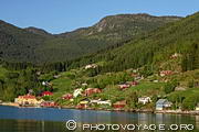 Baie d'Amla du c&ocirc;t&eacute; de Kaupanger dans le Sognefjord