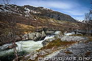 Pont de bois enjambant la rivi&egrave;re Smeddalselva
