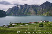 Aurlandsfjord au niveau du village d'Aurlandsvangen