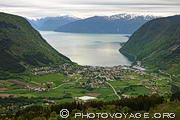 Point de vue de Storesvingen sur Vik i Sogn