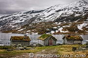 Cabanes au bord du lac Nystolsvatnet le long de la Gaularfjellet