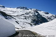L'ancienne route de Strynefjellet ou Fv258 traverse des paysages enneigés et il n'est pas rare de passer entre des murs de neige.