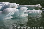 Le front du glacier Briksdalsbreen atteignait le lac en juin 2006 et des icebergs s'en détachaient. Cette  langue glaciaire du Jostedalsbreen est accessible depuis Briksdal.