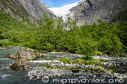 Rivi&egrave;re Briksdalelva dans la vall&eacute;e de Briksdal