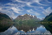 Reflet des montagnes de Hjelle dans le lac Oppstrynsvatnet