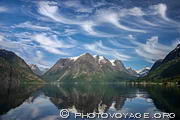 Reflet des montagnes de Hjelle dans le lac Oppstrynsvatnet