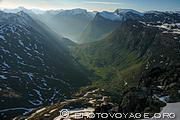 Point de vue de Dalsnibba sur la vall&eacute;e de Geiranger