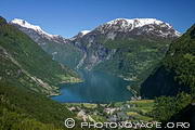 Geirangerfjord vu depuis le belv&eacute;d&egrave;re de Flydalsjuvet