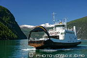 Ferry traversant le Norddalsfjord entre Eidsdal et Linge