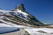 Le mont Bispen qui signifie l'évêque borde la route des trolls (Trollstigvegen). Il culmine à 1462 m d'altitude et annonce l'arrivée au sommet de la Trollstigen, l'échelle des trolls.
