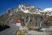 La montagne Storgrovfjellet domine la Trollstigen. Nous sommes en haut de la route en lacets et un panneau routier annonce une pente de 10% dans la descente.