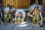 La route des trolls est l'endroit idéal pour acheter un troll en souvenir. Les trolls norvégiens ont 4 doigts, 4 orteils et un long nez rouge.