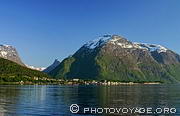 Andalsnes depuis la rive oppos&eacute;e du fjord