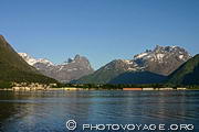 Montagnes entourant la ville d'Andalsnes au bord du Romsdalsfjord
