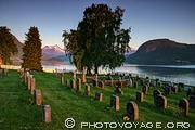 Cimeti&egrave;re sur la rive orientale du Rodvenfjord