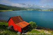 Cabane rouge au fond du Rodvenfjord