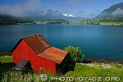 Cabane rouge au fond du Rodvenfjord