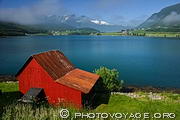 Cabane rouge au fond du Rodvenfjord