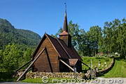La stavkirke de Rødven est située sur la rive occidentale du Rodvenfjord. 
Elle appartient à la Société de Préservation des Monuments Anciens Norvégiens depuis 1907. La nef et le portail nord datent du 14e siècle. L'église 
est une stavkirke de type Møre à cause de sa structure et des poutres 
extérieures qui soutiennent les murs.