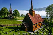 La stavkirke de Rødven est située sur la rive occidentale du Rodvenfjord. 
Elle appartient à la Société de Préservation des Monuments 
Anciens Norvégiens et n'est plus en service depuis 1907 quand une nouvelle 
église a été construite à côté de l'église 
en bois debout. La nef et le portail nord datent du 14e siècle. L'église 
est une stavkirke de type Møre à cause de sa structure et des poutres 
extérieures qui soutiennent les murs.