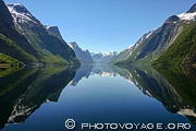Reflet des montagnes dans le lac Eikesdalsvatnet