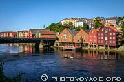 Bakklandet, le vieux quartier de Trondheim, se trouve sur la rive est de la rivière 
Nidelva. On s’y rend très facilement en empruntant le pont Gamle Bybru 
à partir du centre-ville. Les anciens bâtiments de bois, à 
l’origine des maisons d’ouvriers, ont été restaurés 
et convertis en appartements.