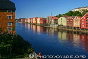 Bakklandet, le vieux quartier de Trondheim, se trouve sur la rive est de la rivière 
Nidelva. On s’y rend très facilement en empruntant le pont Gamle Bybru 
à partir du centre-ville. Les anciens bâtiments de bois, à 
l’origine des maisons d’ouvriers, ont été restaurés 
et convertis en appartements.
