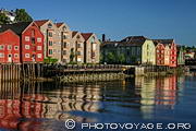 Bakklandet, le vieux quartier de Trondheim, se trouve sur la rive est de la rivière 
Nidelva. On s'y rend très facilement en empruntant le pont Gamle Bybru 
à partir du centre-ville. Les anciens bâtiments de bois, à 
l’origine des maisons d’ouvriers, ont été restaurés 
et convertis en appartements.