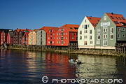 Bakklandet, le vieux quartier de Trondheim, se trouve sur la rive est de la rivière 
Nidelva. On s'y rend très facilement en empruntant le pont Gamle Bybru 
à partir du centre-ville. Les anciens bâtiments de bois, à 
l’origine des maisons d’ouvriers, ont été restaurés 
et convertis en appartements.