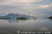 Vue sur les Sept Soeurs depuis le ferry entre Forvik et Tjotta