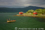 Cabanes de pêcheurs rouges sur le rivage de Levang près de l'embarcadère du ferry Levang - Nesna