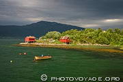 Cabanes de pêcheurs rouges sur le rivage de Levang près de l'embarcadère du ferry Levang - Nesna