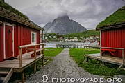 Rorbuer du village de Reine sur l'île de  Moskenes (Moskenesøya) encadrant le pic Olstinden qui domine le Reinefjord.